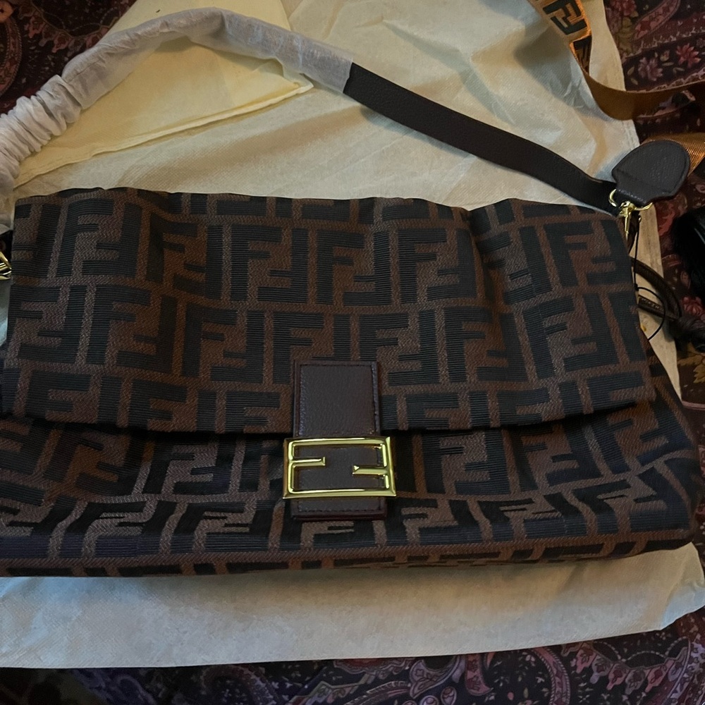 Fendi Two piece bundle wallet and bag and they are GORGEOUSSSS - Picture 12 of 16